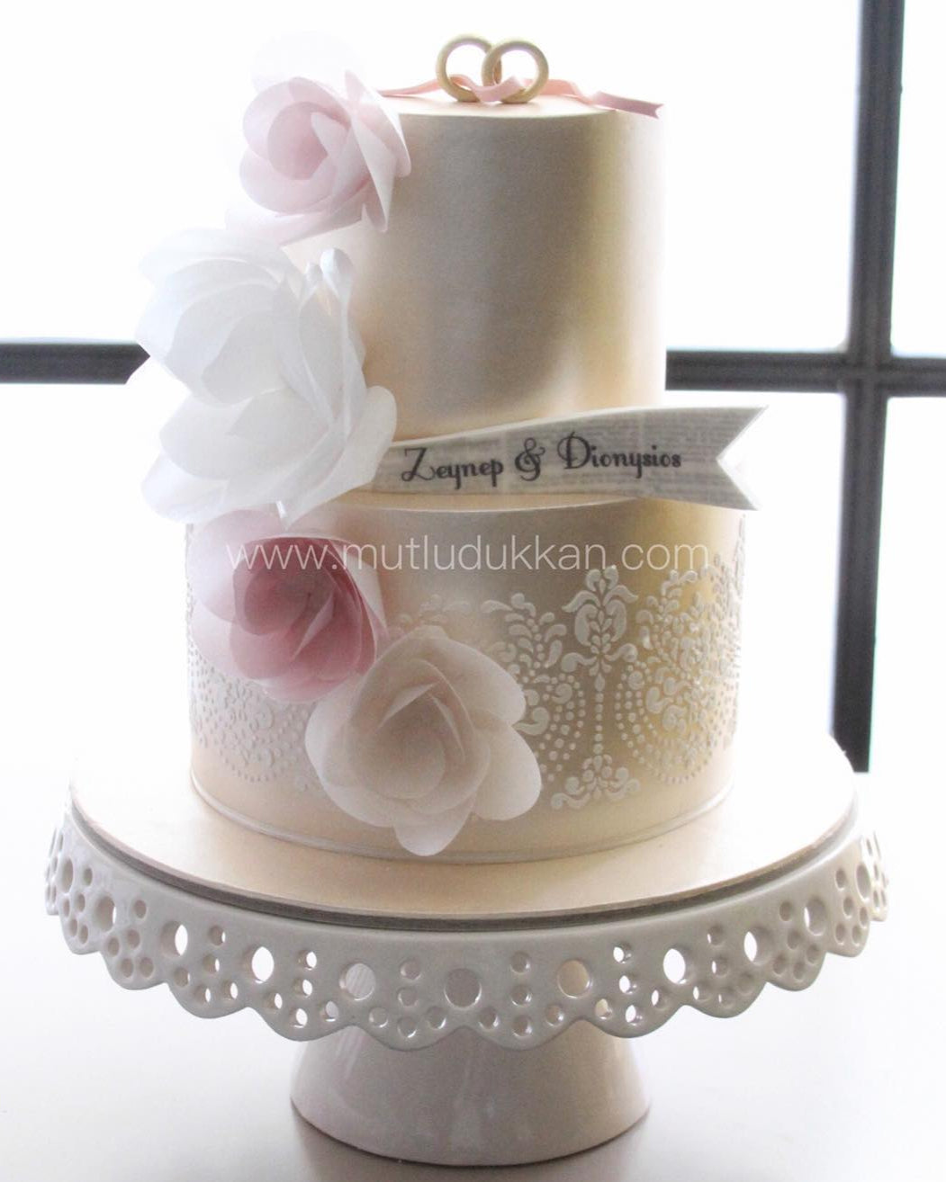 altın yüzük pasta – çiçek ve dantel süslemeli nişan pastası