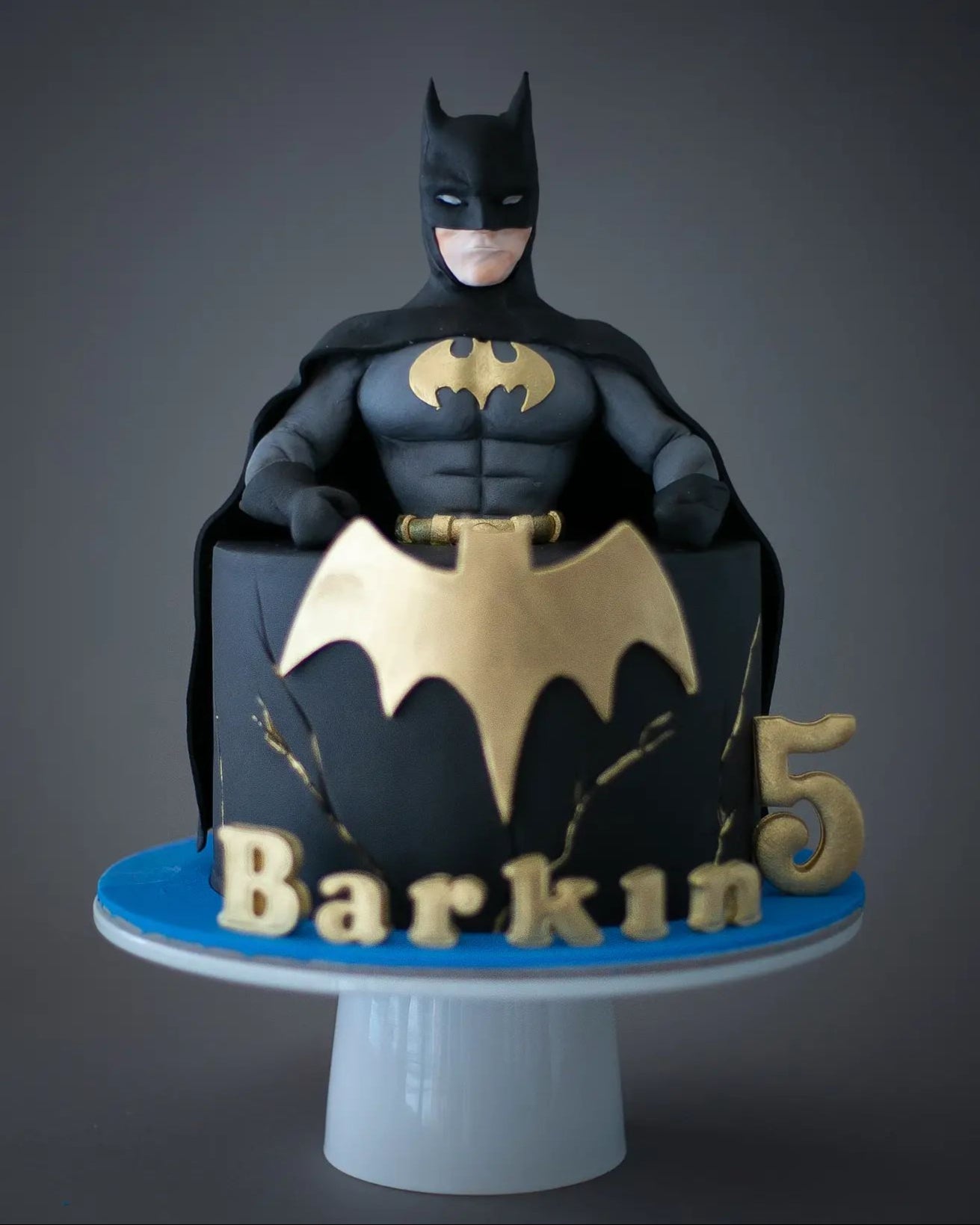 batman pasta – altın yarasa logolu doğum günü pastası