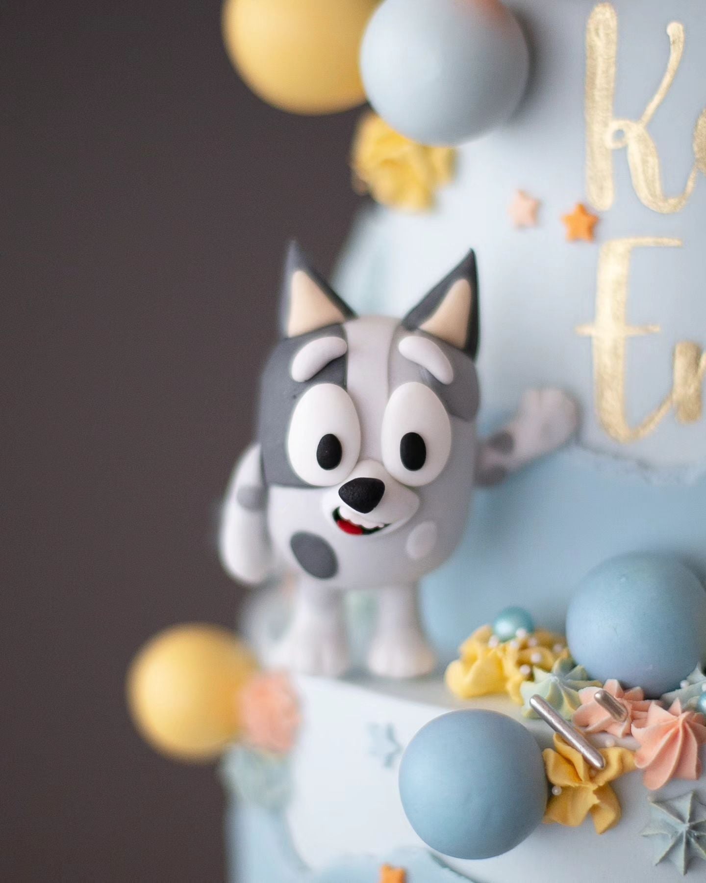 bluey pasta – muffin ve rusty figürlü çocuk pastası