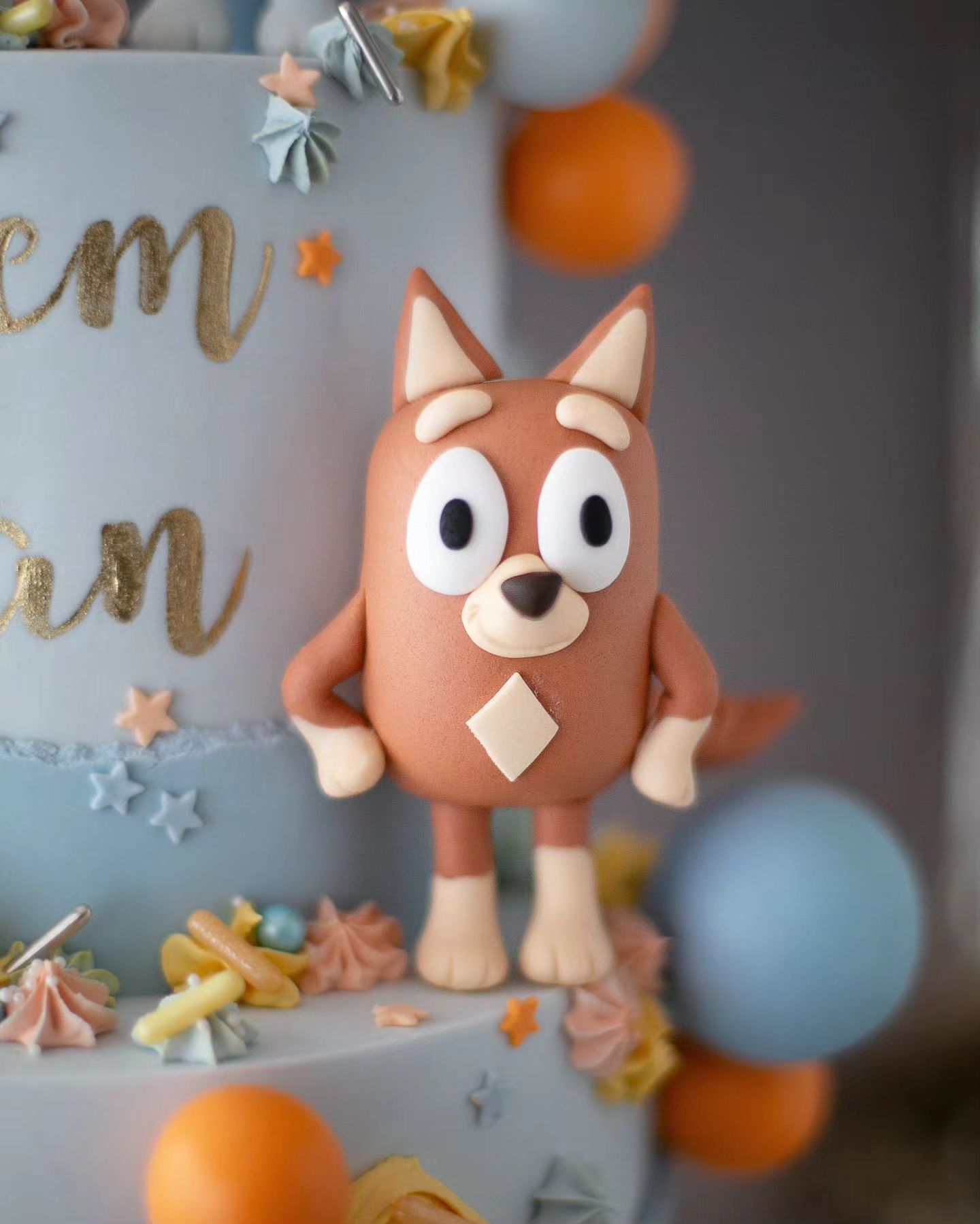 bluey pasta – muffin ve rusty figürlü çocuk pastası
