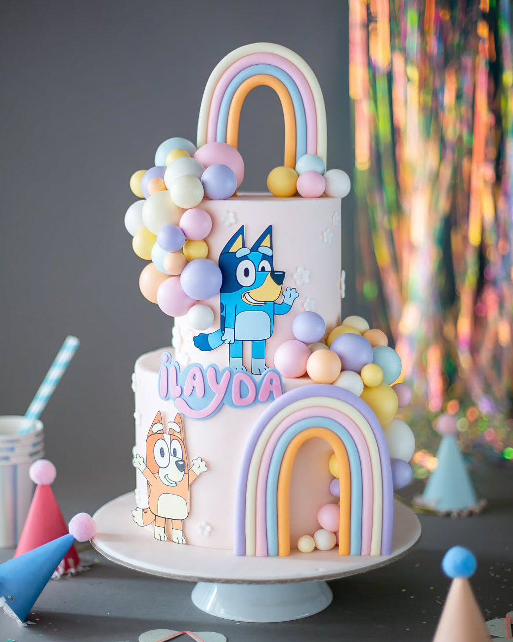 blueyli kız pastası – gökkuşağı ve balon temalı pasta