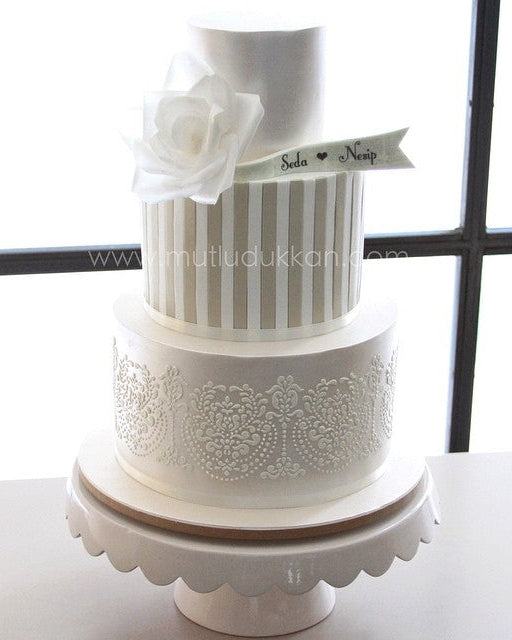 düğün pastası – beyaz gül ve dantel desenli üç katlı pasta