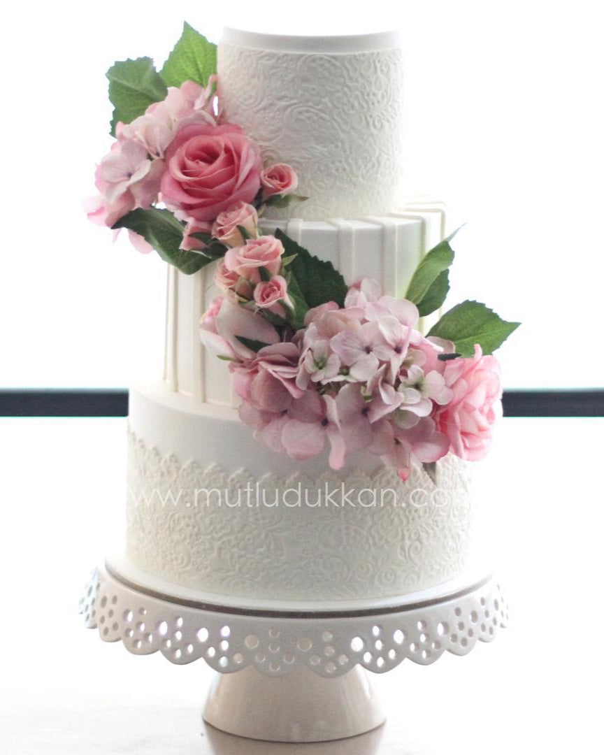 düğün pastası – gül ve ortanca süslemeli beyaz pasta