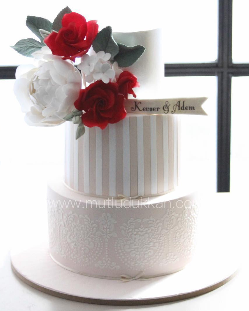 düğün pastası – kırmızı gül ve beyaz çiçek süslemeli pasta