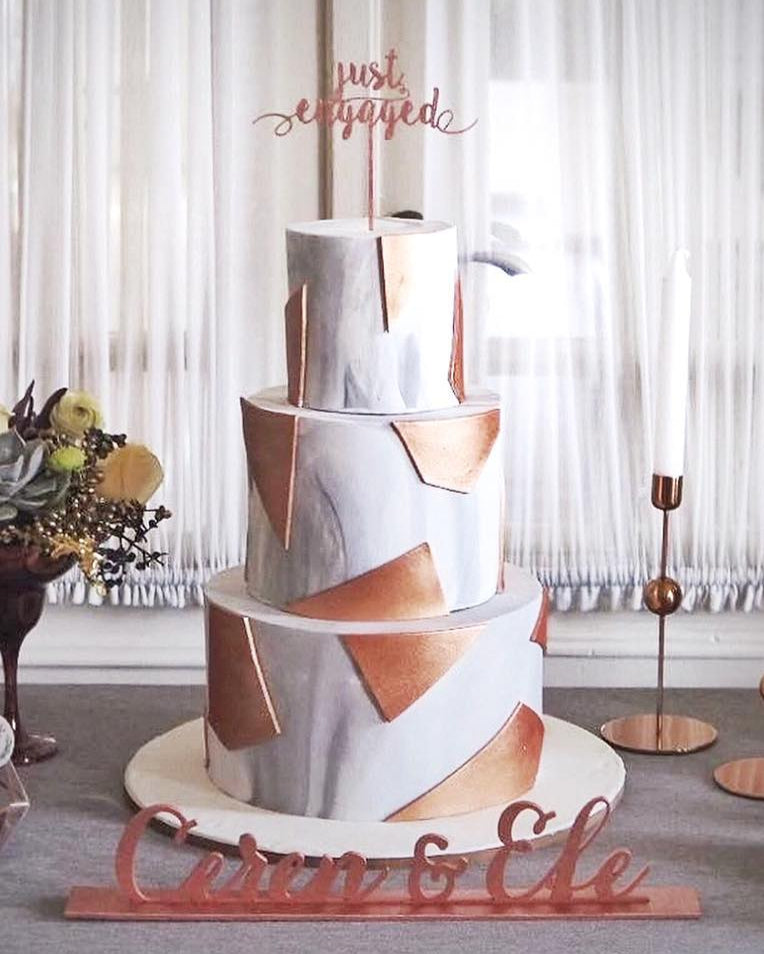 düğün pastası – mermer desenli ve bakır detaylı pasta