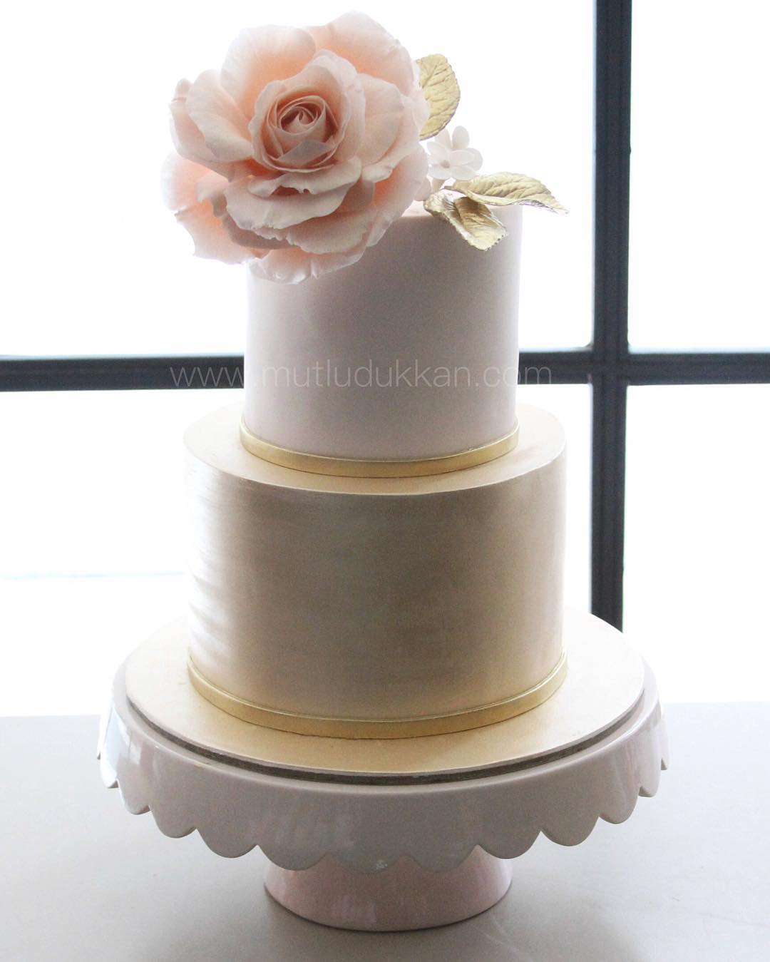düğün pastası – şampanya renkli gül süslemeli pasta