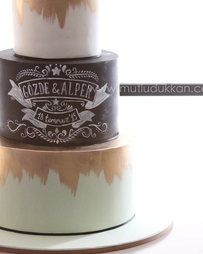 kara tahta pasta – altın detaylı 3 katlı nişan pastası