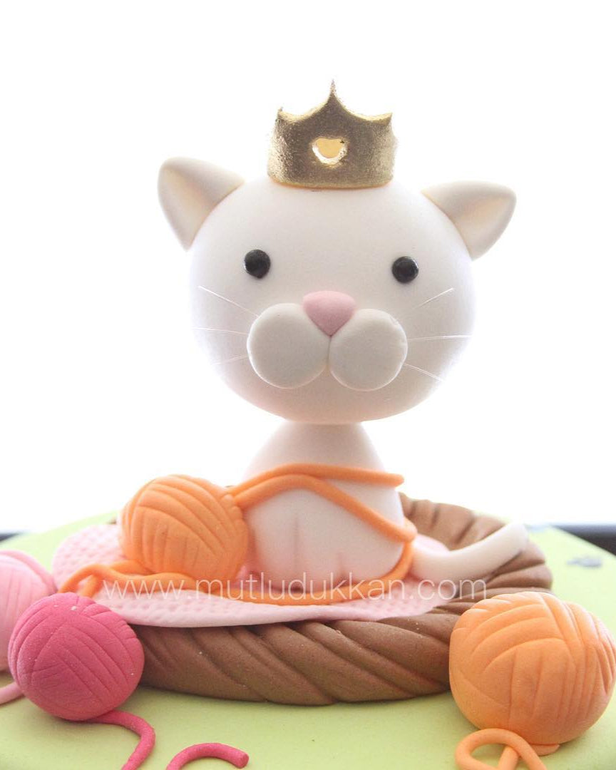 kedi pasta – pati ve örgü süslemeli kız çocuk pastası