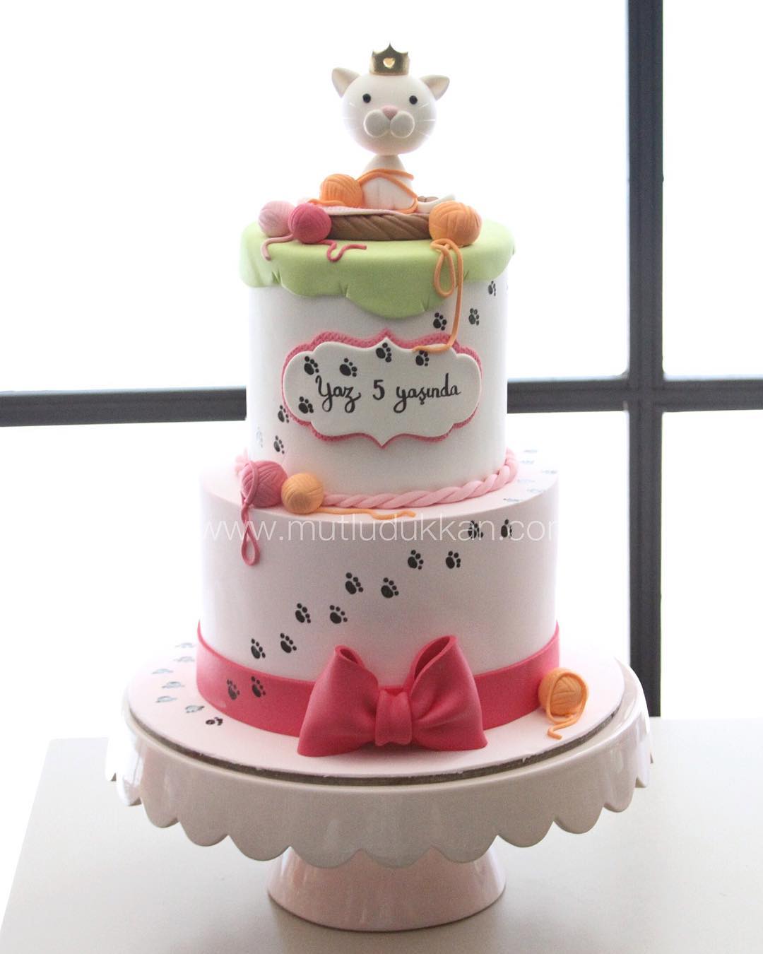 kedi pasta – pati ve örgü süslemeli kız çocuk pastası
