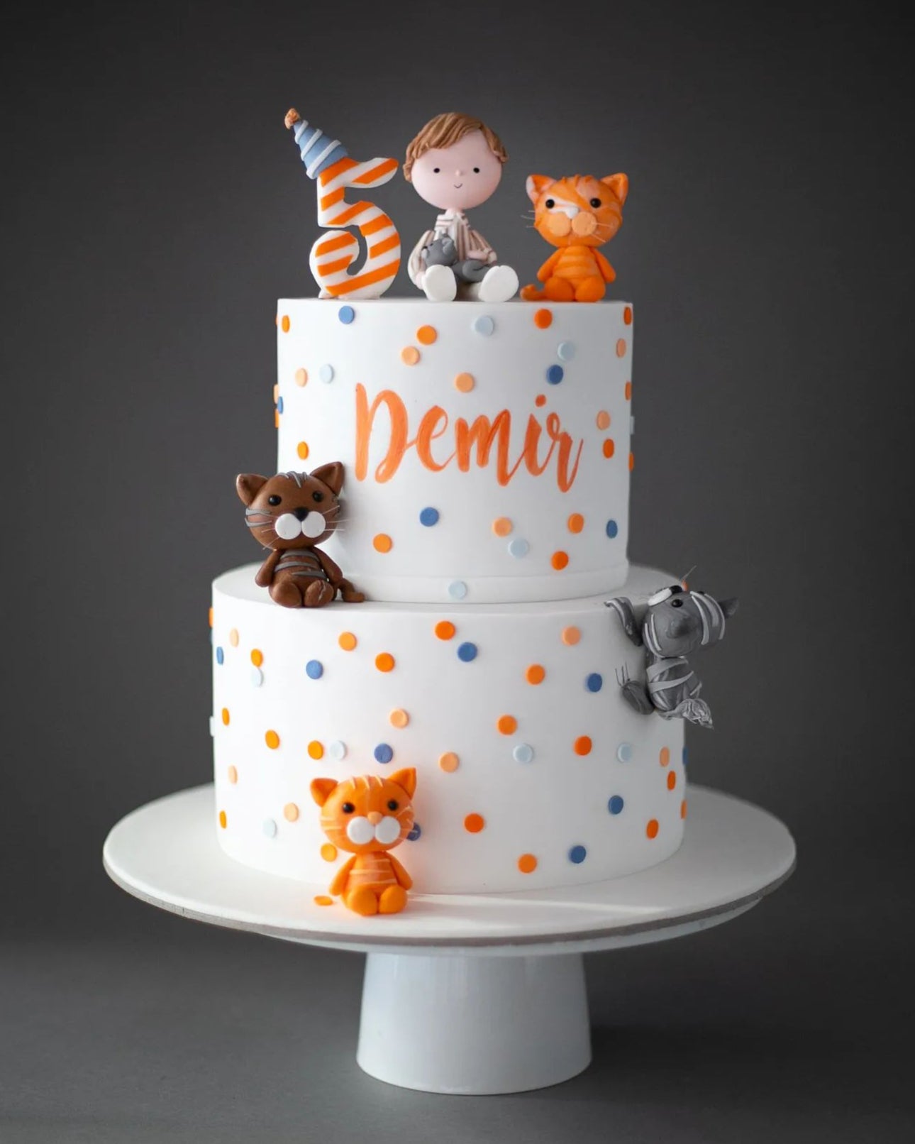 kedi temalı pasta – turuncu konfetili erkek çocuk pastası
