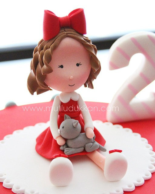 kırmızı pasta – kedi figürlü kız doğum günü pastası