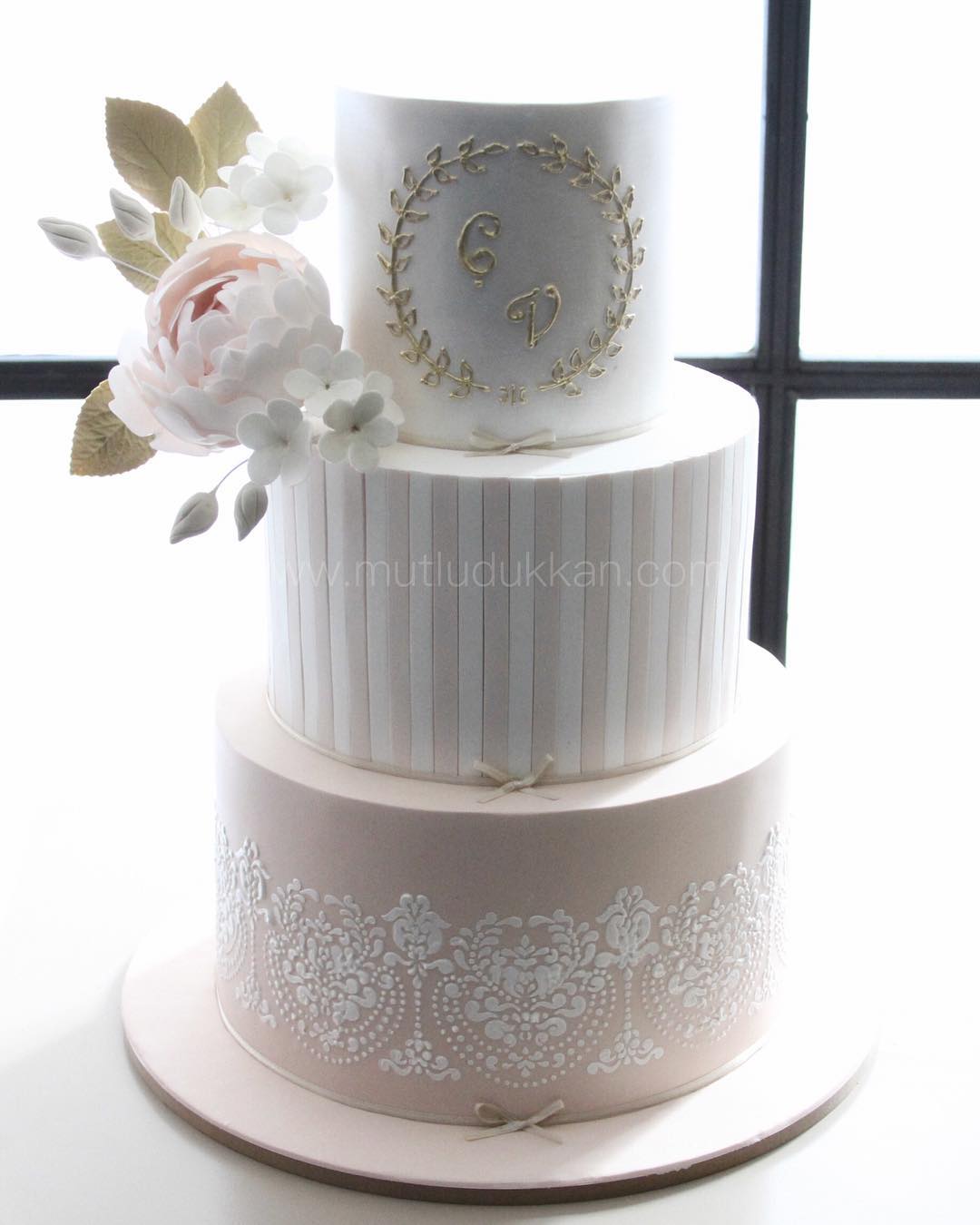 klasik düğün pastası – şakayık çiçekli üç katlı pasta
