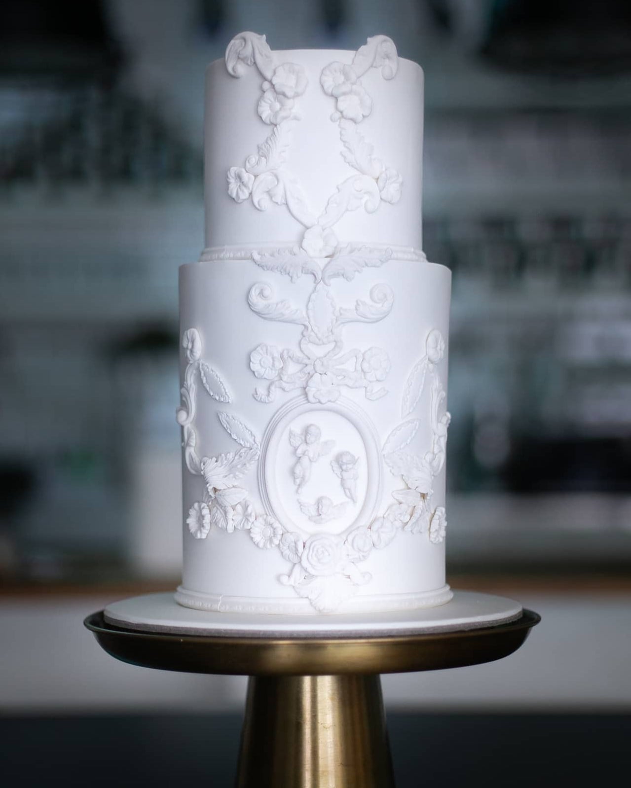 klasik düğün pastası – rokoko kabartmalı beyaz pasta