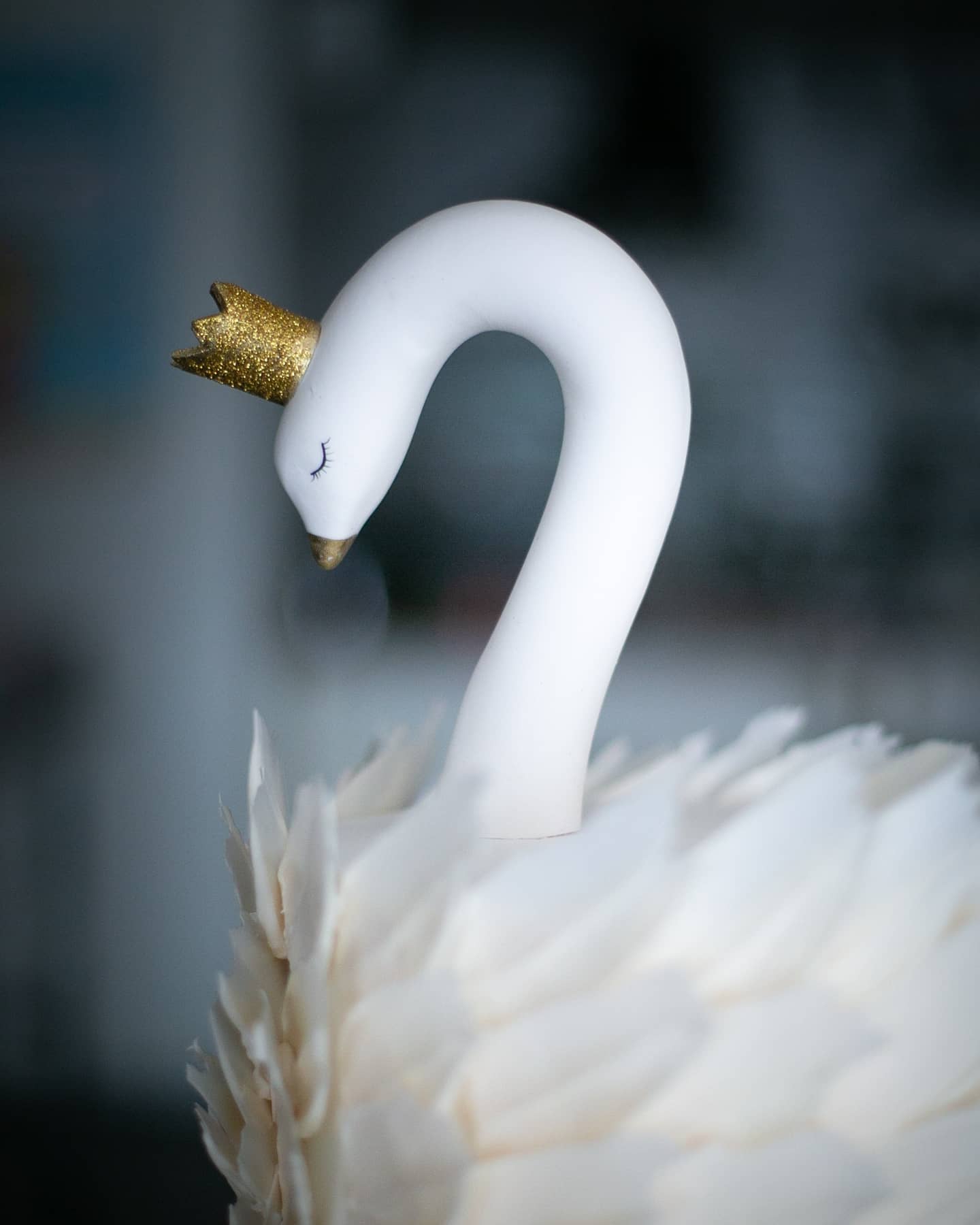 kuğu pasta – altın taçlı kız çocuk doğum günü pastası