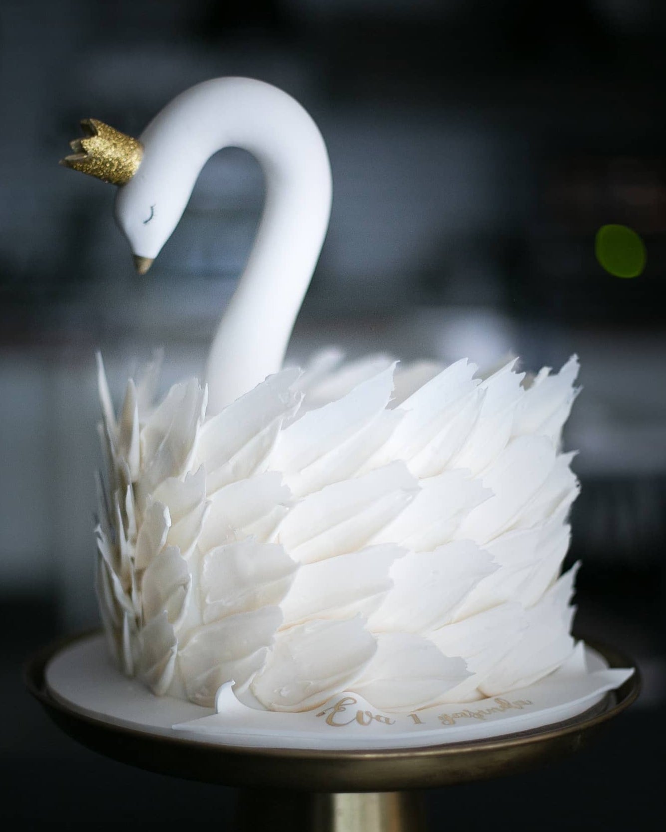 kuğu pasta – altın taçlı kız çocuk doğum günü pastası