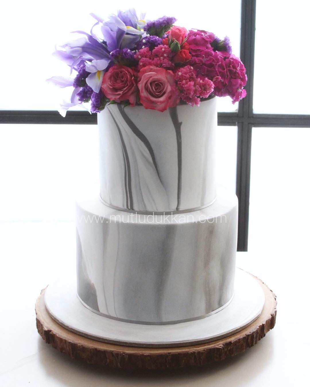 mermer pasta – çiçeklerle süslenmiş modern nişan pastası