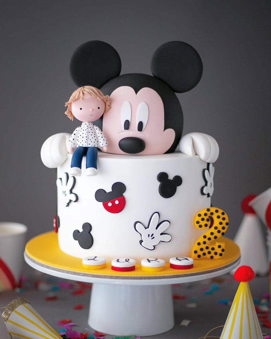 mickey mouse pasta – eldiven ve figür süslemeli erkek çocuk pastası