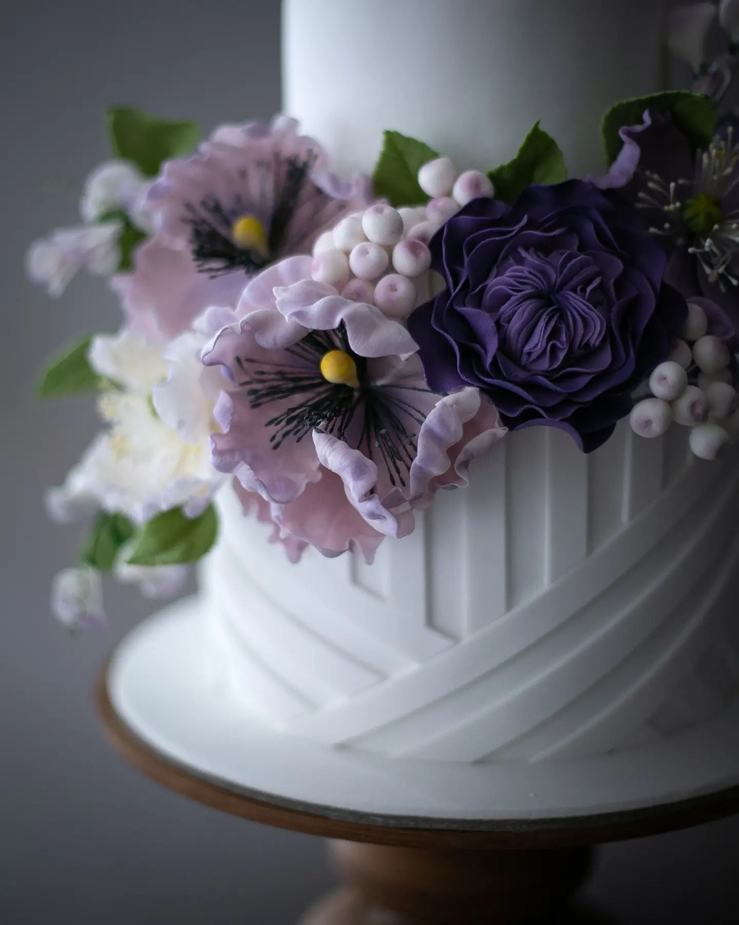 mor çiçekli pasta – geometrik desenli modern nişan pastası
