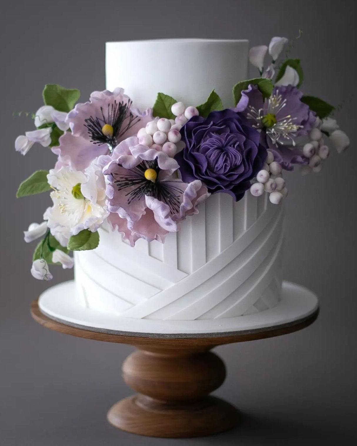 mor çiçekli pasta – geometrik desenli modern nişan pastası