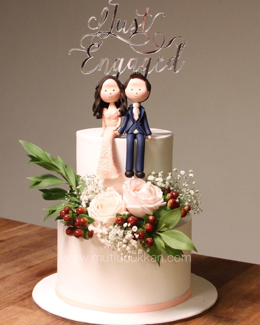 nişan pasta – canlı gül süslemeli zarif söz pastası