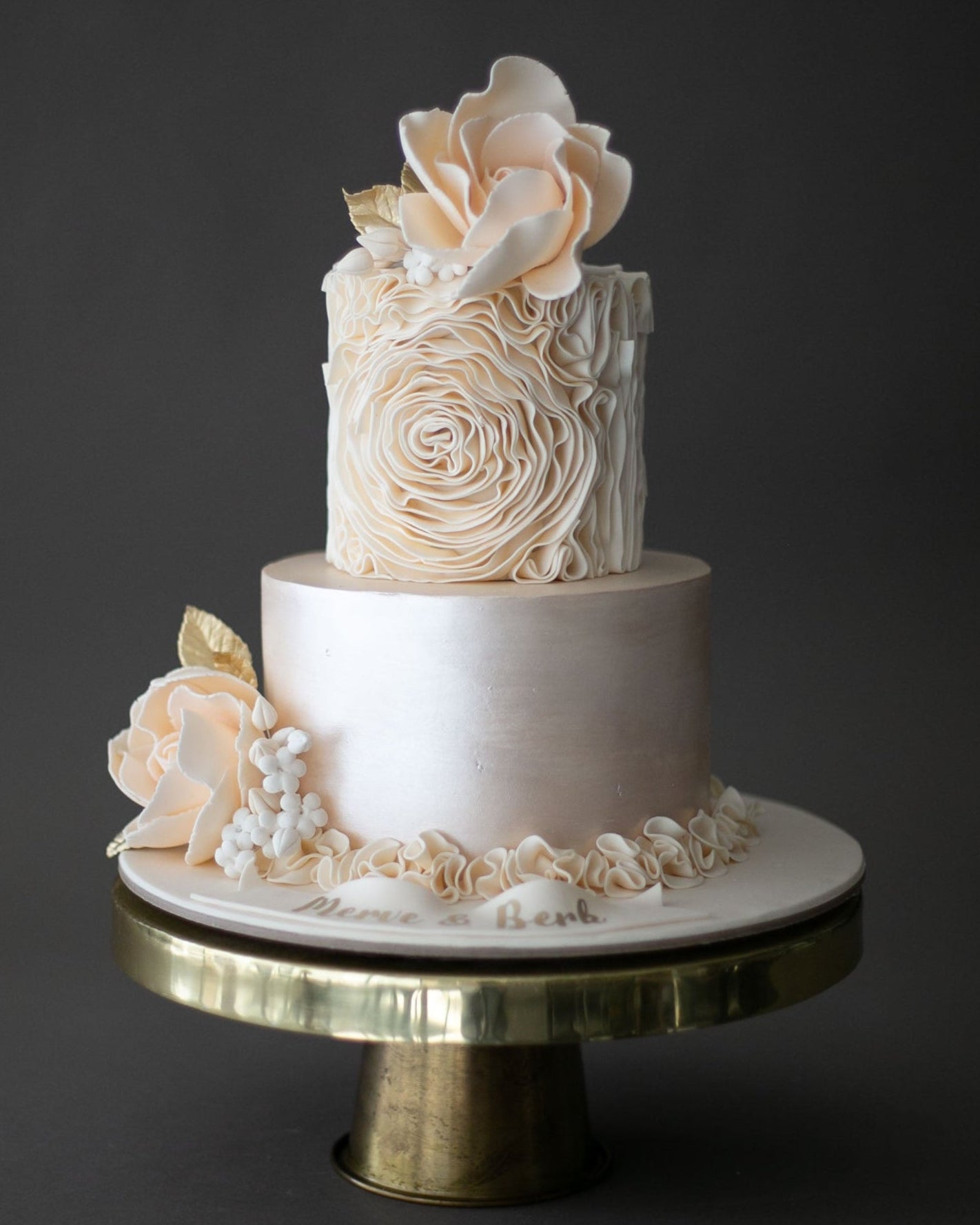 nişan pastası – altın şampanya renkli fırfırlı şık pasta