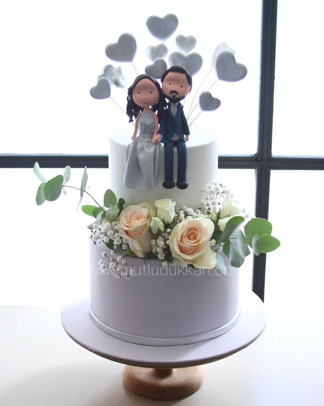 nişan pastası – kalp ve gül süslemeli lila pasta