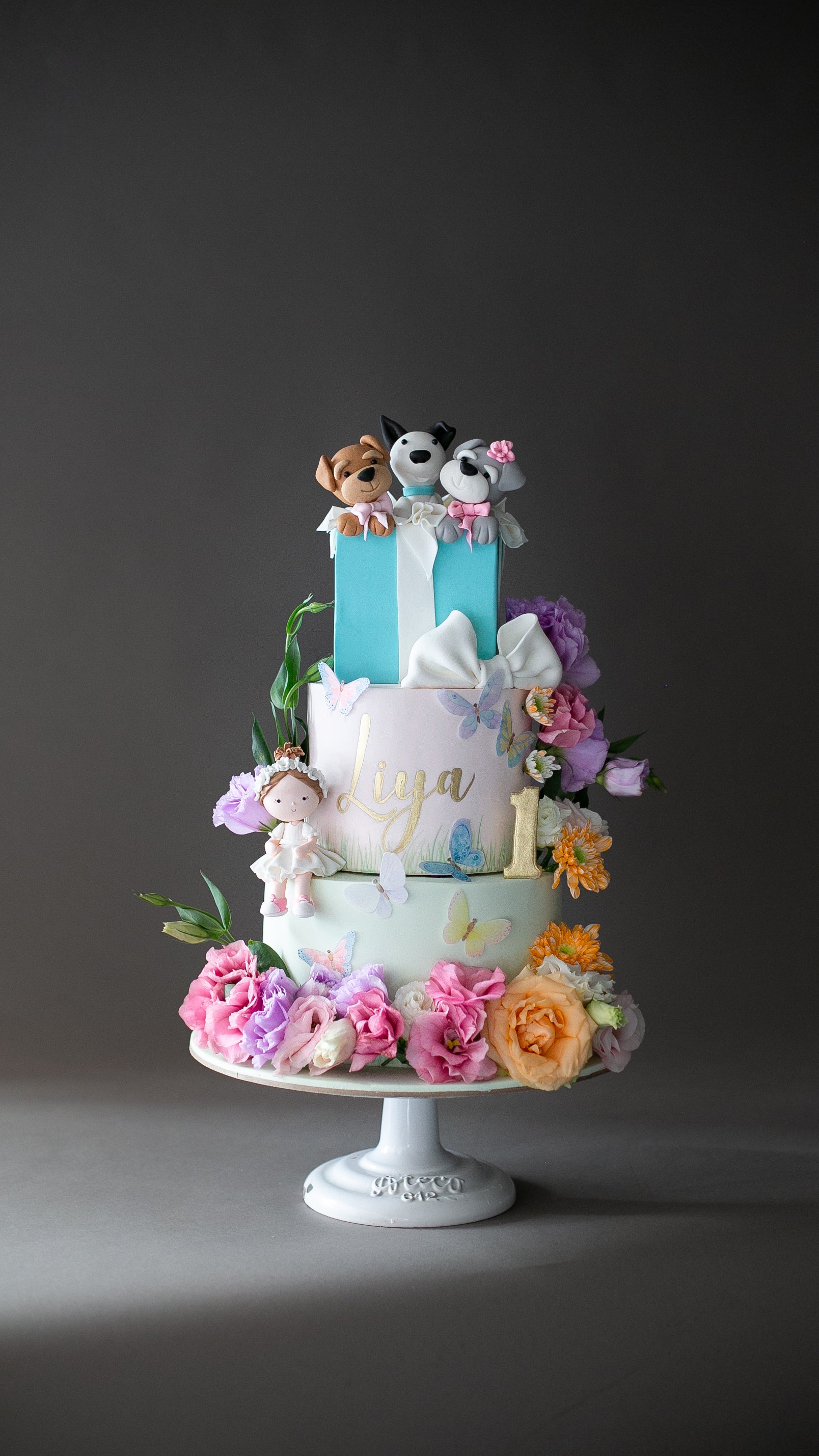 köpek pasta – çiçek ve kelebek süslemeli 1 yaş pastası