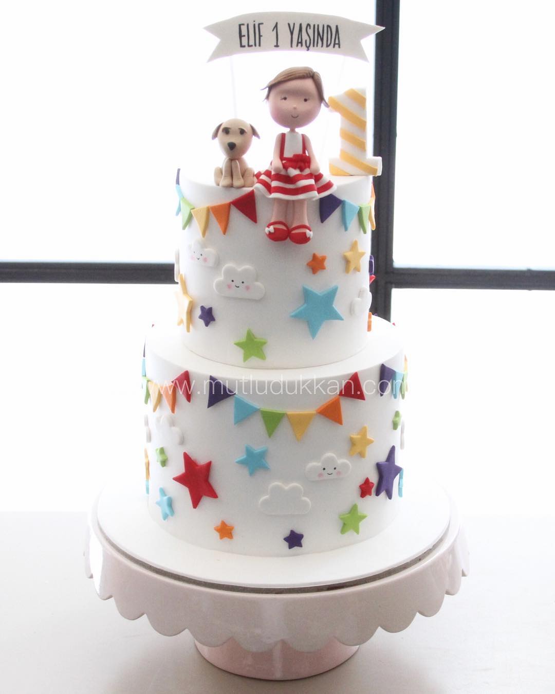 renkli pasta – bulut ve yıldız süslemeli 1 yaş kız pastası