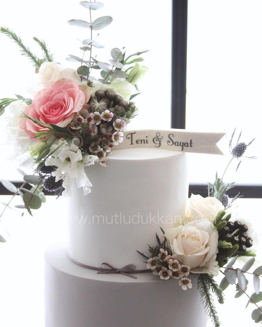 rustik nişan pastası – çiçek süslemeli gri beyaz pasta