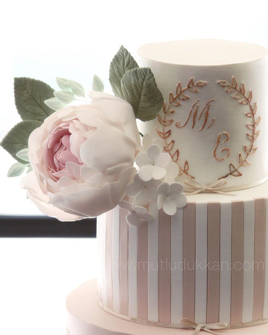 şakayık düğün pastası – dantel desenli pudra zarif pasta