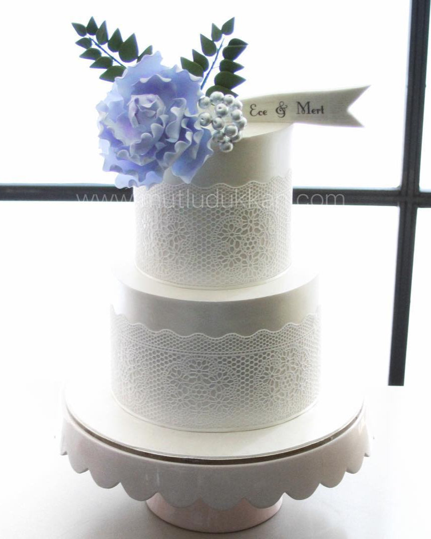 şakayık pasta – mor çiçek ve dantel desenli nişan pastası