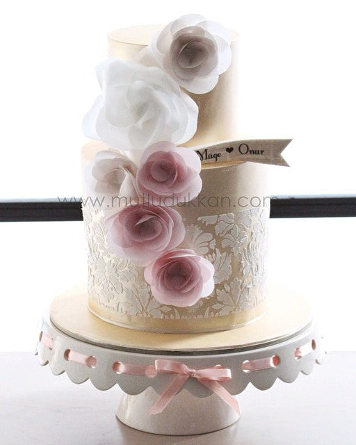 söz pastası – pembe ve beyaz gül süslemeli iki katlı pasta