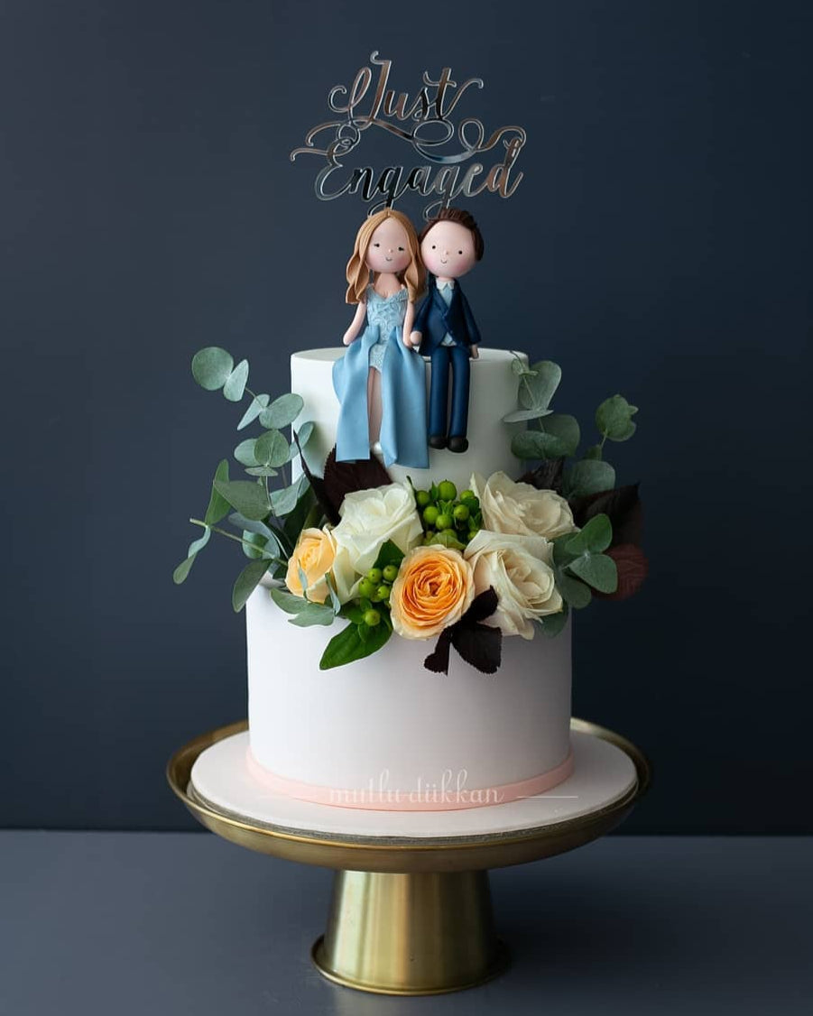 söz pastası – pleksi yazı süslemeli insan figürlü pasta