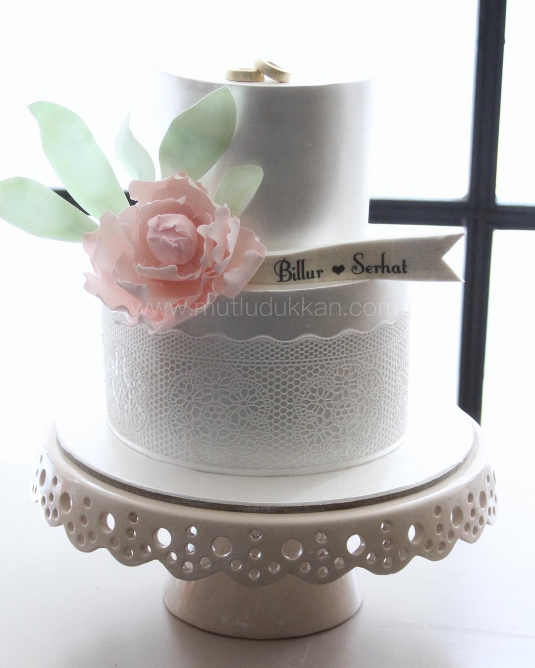 söz yüzüklü pasta – şakayık süslemeli özel gün pastası