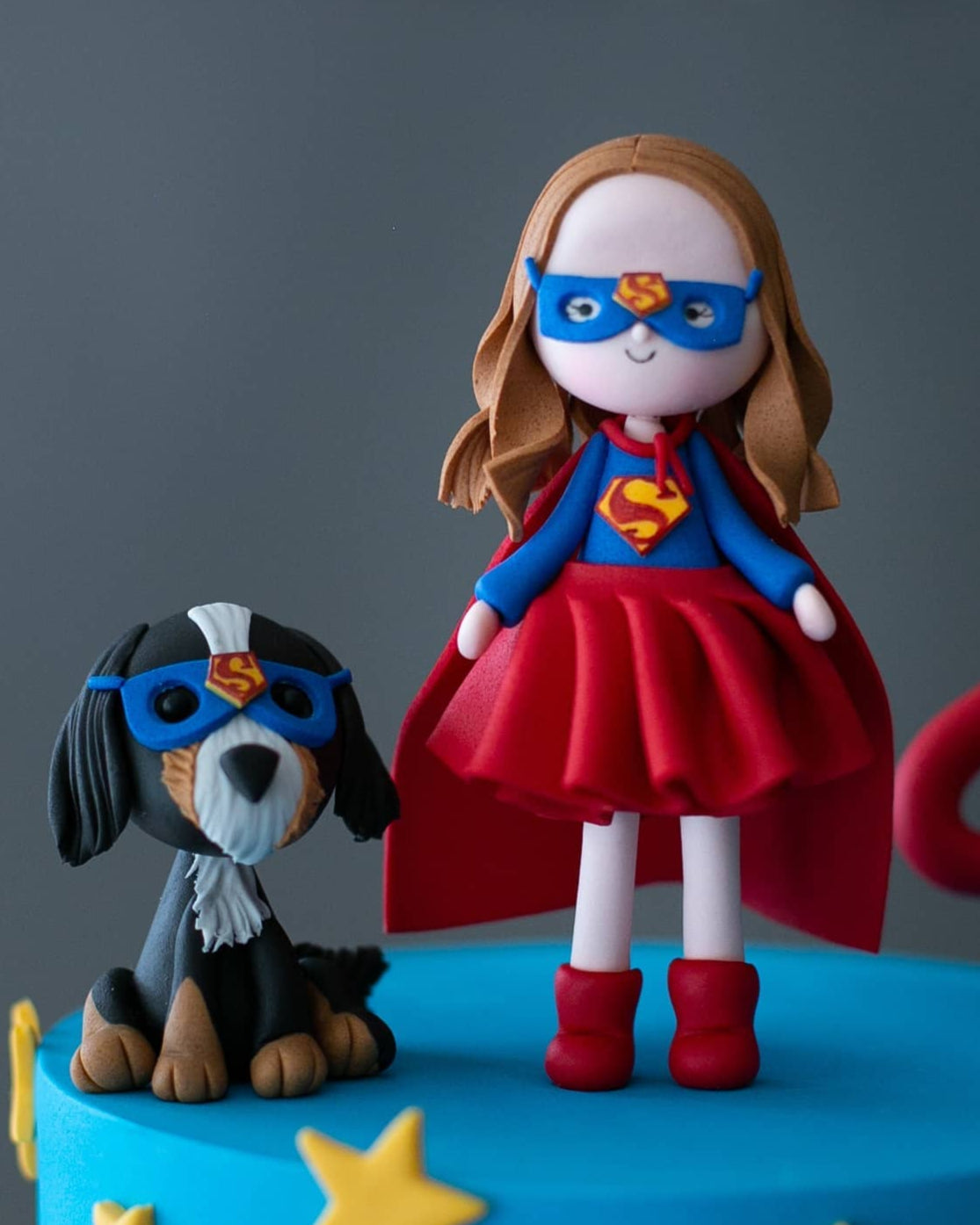 supergirl pasta – kız çocuk için süper kahraman pastası