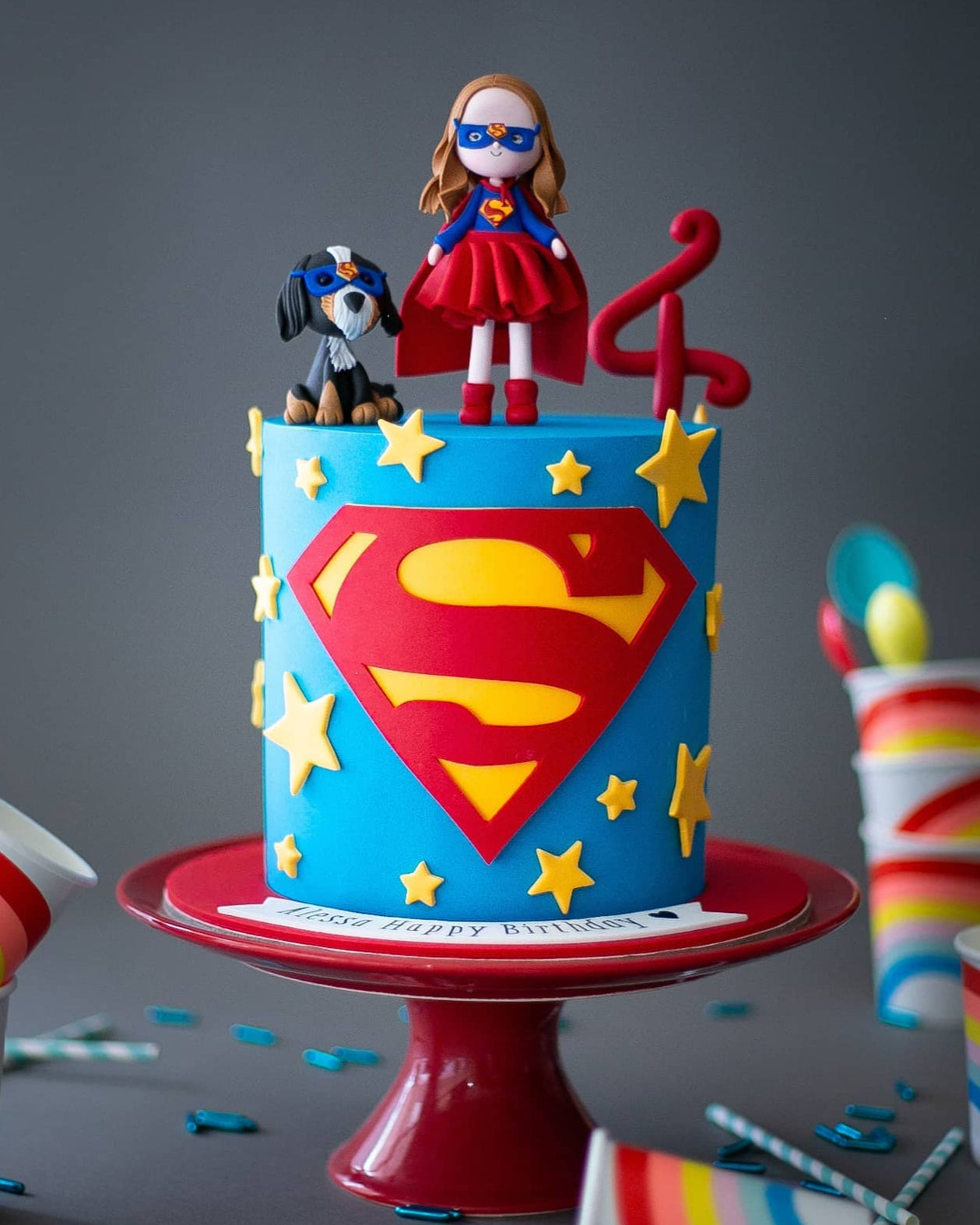 supergirl pasta – kız çocuk için süper kahraman pastası