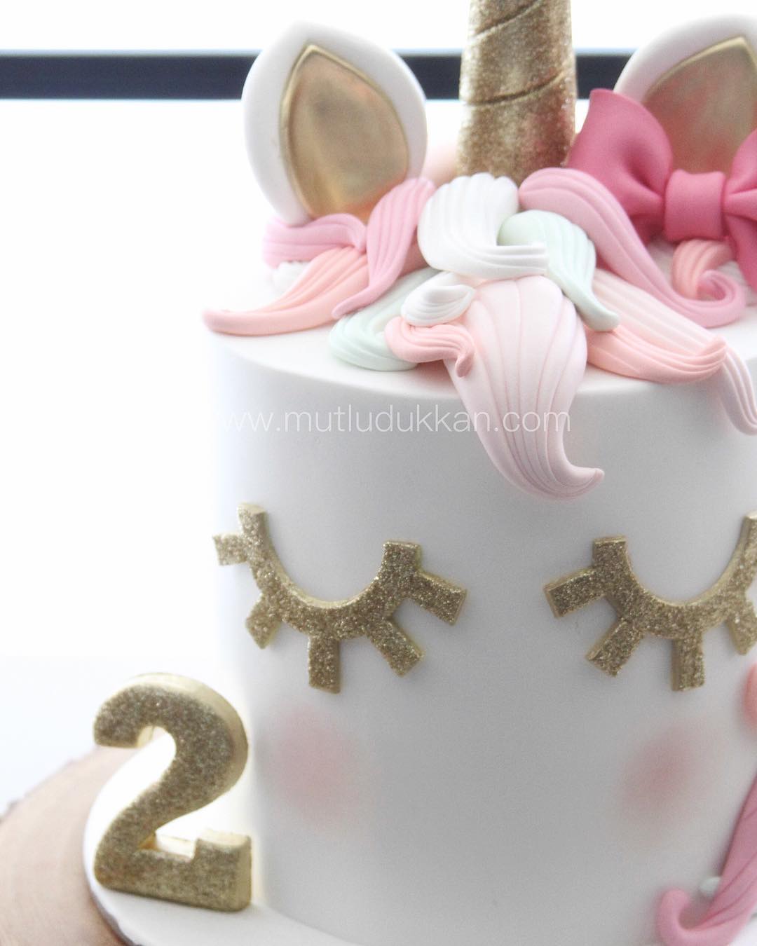 unicorn pasta – pembe ve altın simli kız çocuk pastası