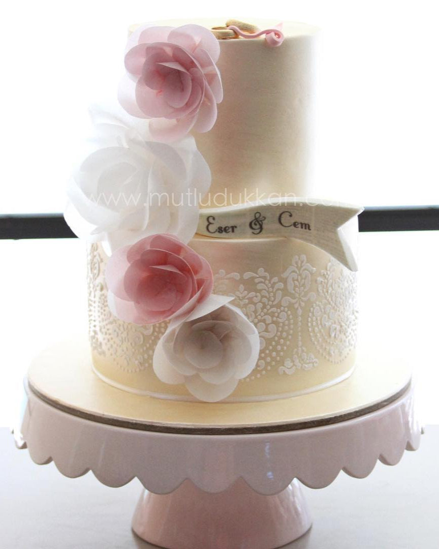 yüzük pasta – gül ve dantel süslemeli nişan pastası