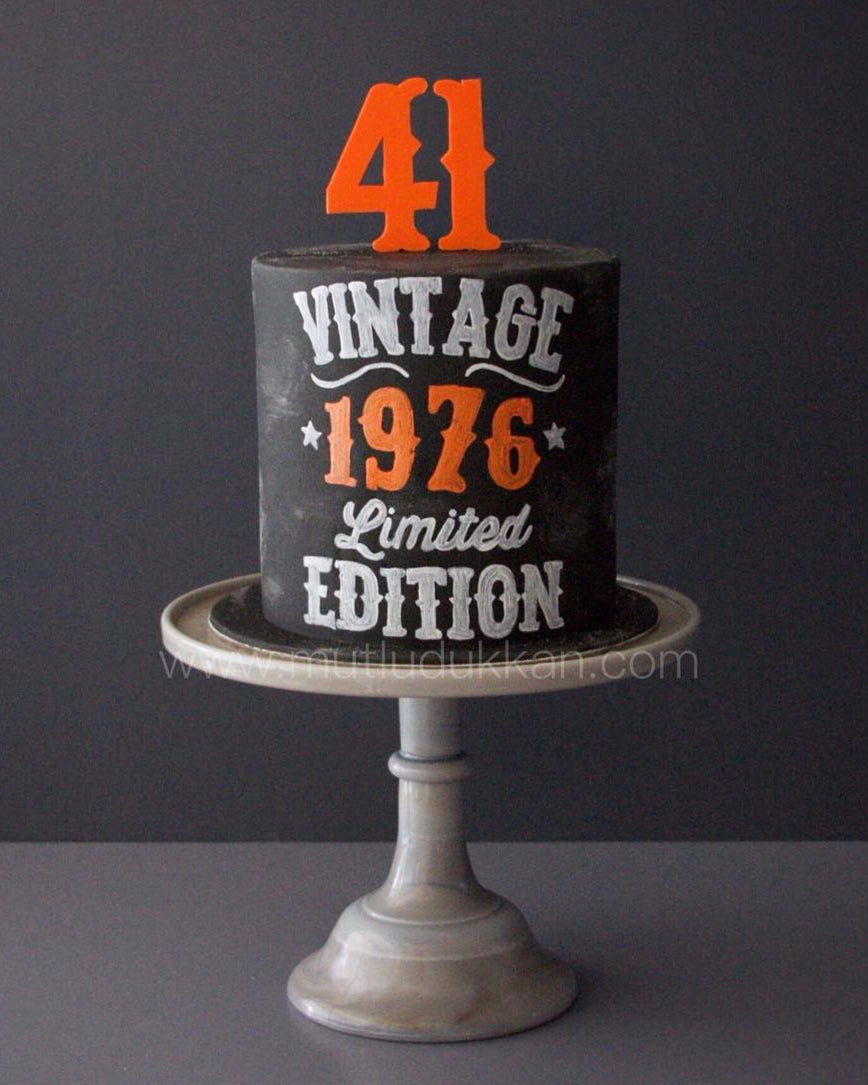 41 yaş pasta – vintage kara tahta temalı erkek pastası