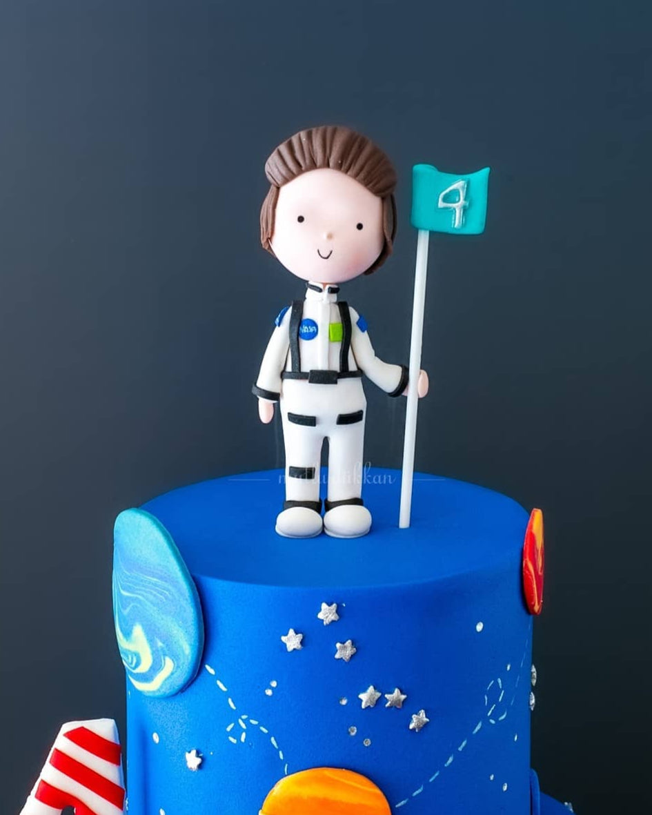 astronot pasta – roket ve gezegen temalı çocuk pastası