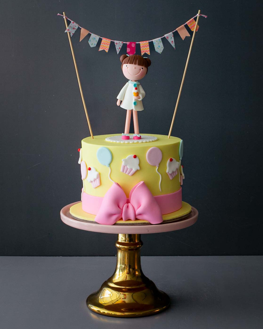 balon ve cupcake pasta – sevimli kız doğum günü pastası