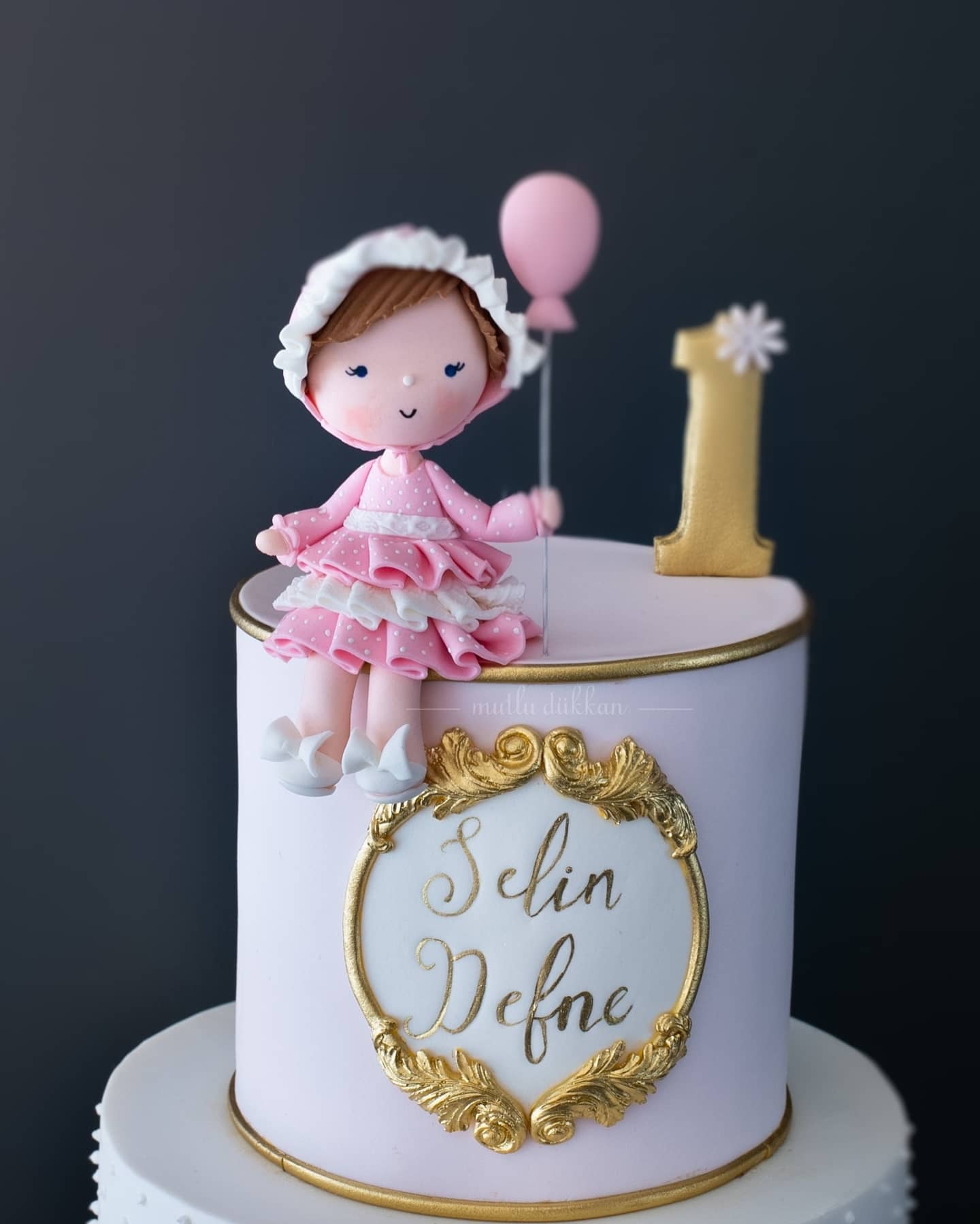 balon pasta – pembe fırfırlı ve puantiye süslemeli 1 yaş pasta