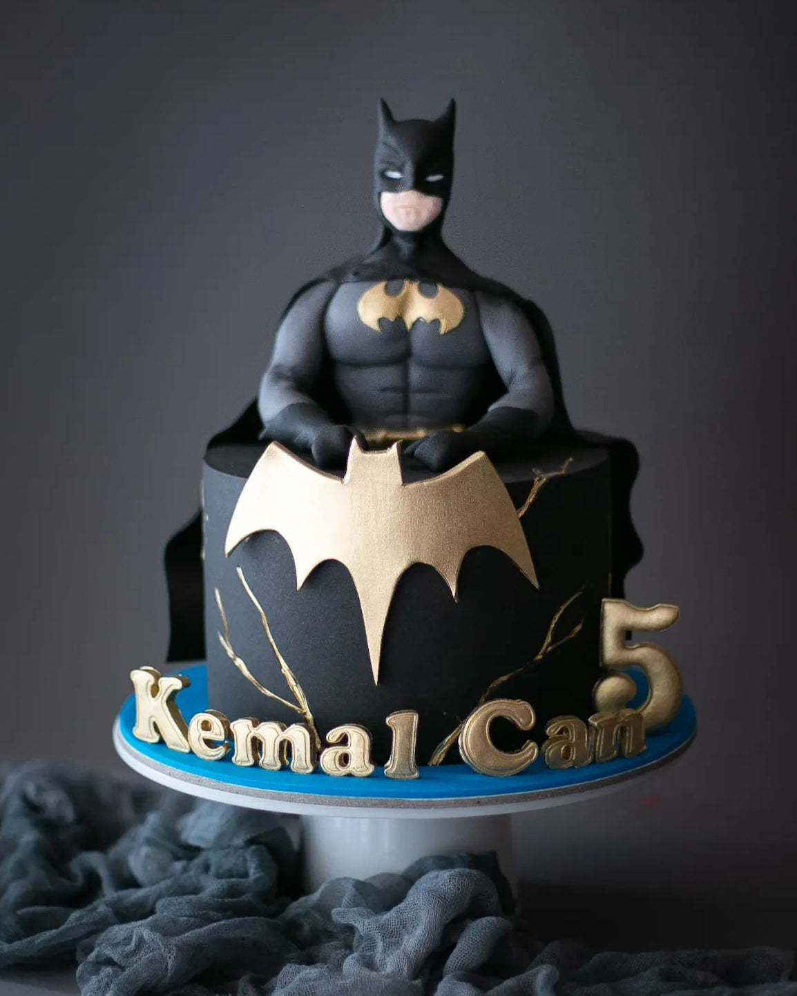 batman pasta – altın yarasa logolu doğum günü pastası