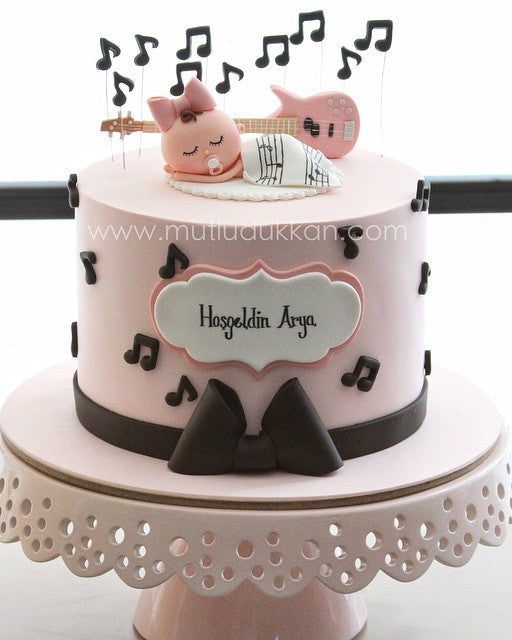 bebek pasta – müzik notası süslemeli baby shower pastası
