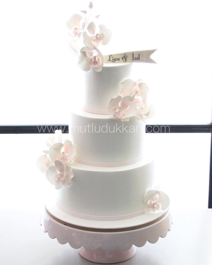 beyaz düğün pastası – orkide çiçek süslemeli 3 katlı pasta