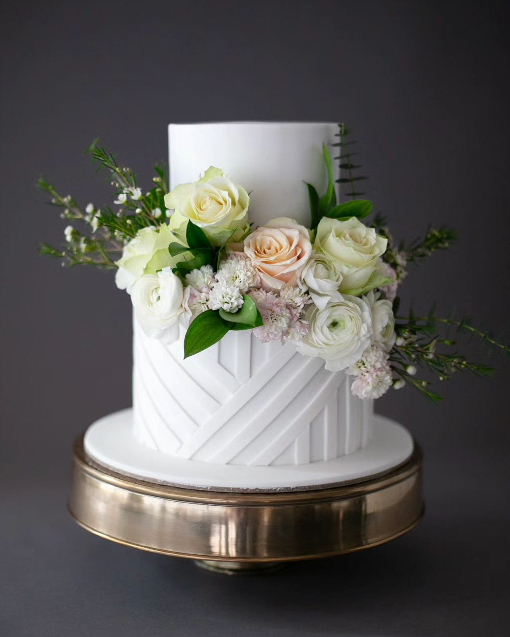 beyaz düğün pastası – gül süslemeli modern pasta