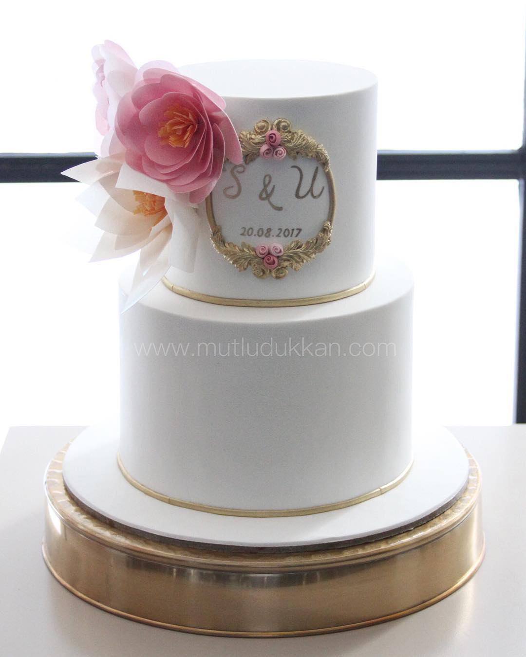 beyaz nişan pastası – pembe çiçek süslemeli pasta