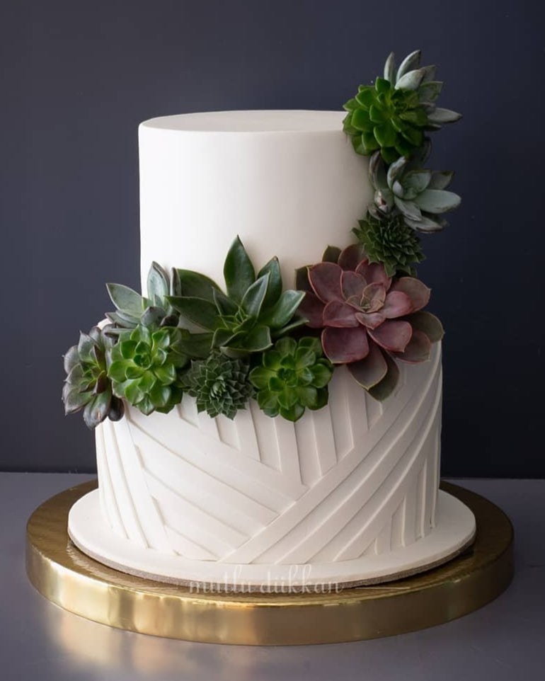 beyaz nişan pastası – sukulentli ve geometrik desenli pasta