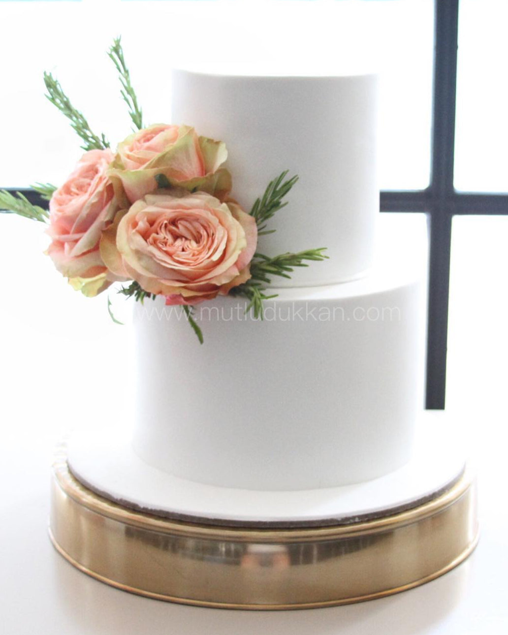beyaz nişan pastası – somon gül süslemeli 2 katlı pasta