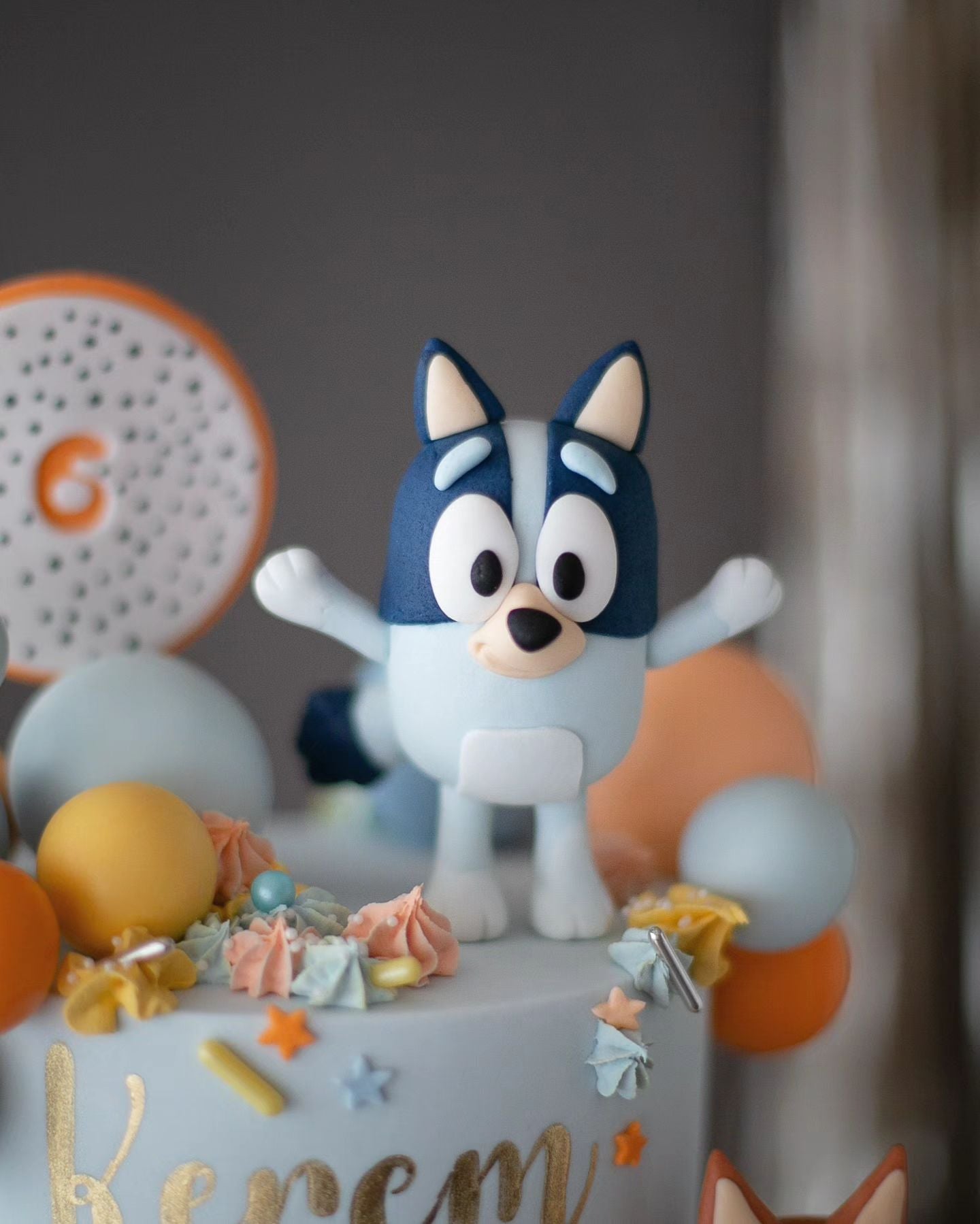 bluey pasta – muffin ve rusty figürlü çocuk pastası